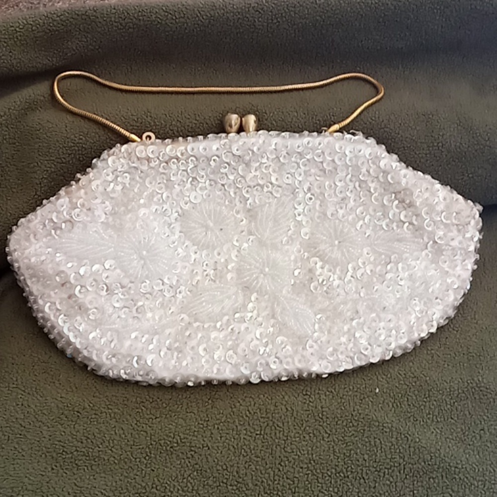 Wristlet purse